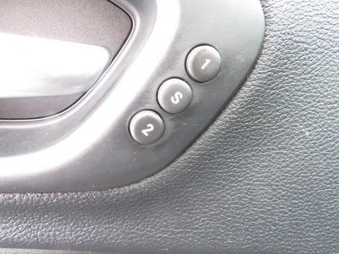 Used 2019 Jeep Cherokee Limited image 18