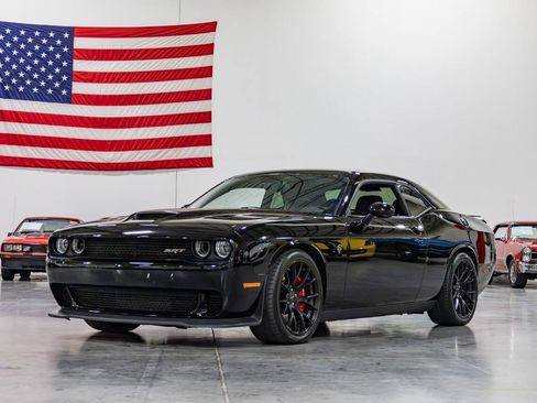 Used 2016 Dodge Challenger SRT Hellcat RWD image 3