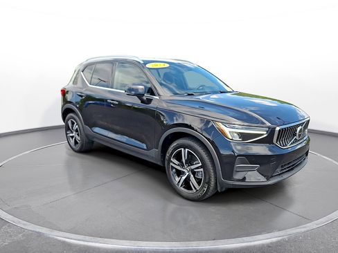Used 2024 Volvo XC40 B5 Core AWD/4WD image 2