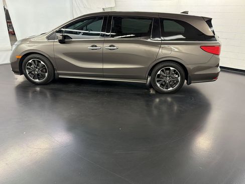 Used 2023 Honda Odyssey Elite image 2