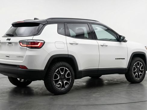 Used 2025 Jeep Compass Trailhawk image 9