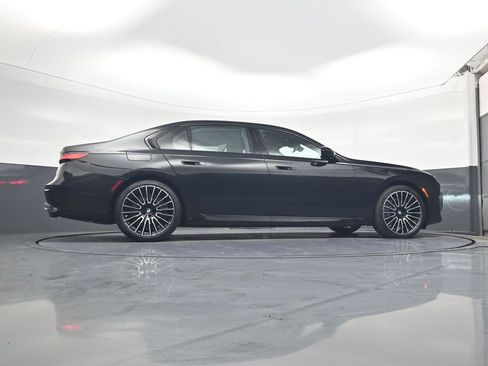 Used 2025 BMW 760i xDrive w/ Executive Package image 32