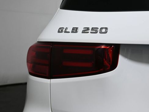 Used 2025 Mercedes-Benz GLB 250 4MATIC image 12
