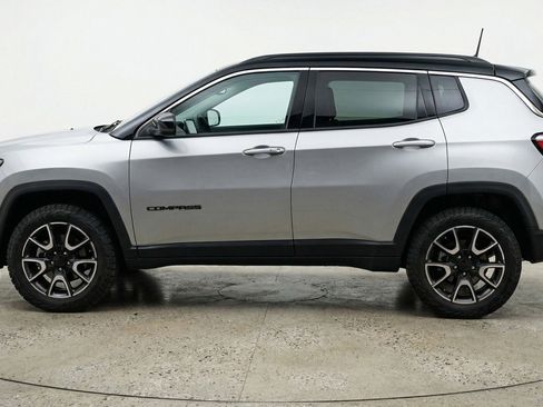 Used 2025 Jeep Compass Trailhawk AWD/4WD image 5