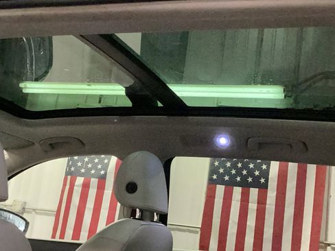 Used 2018 Volkswagen Tiguan SE w/ Panoramic Sunroof Package image 13