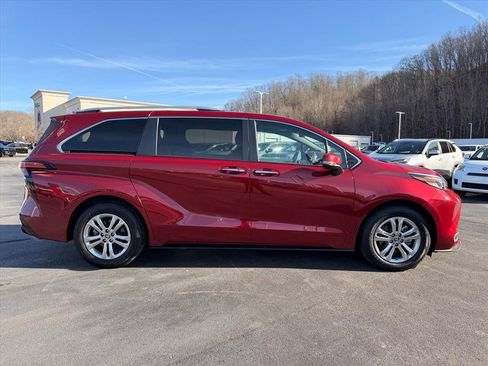 Used 2023 Toyota Sienna Platinum image 3