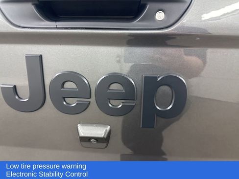 Used 2025 Jeep Gladiator Sport image 16