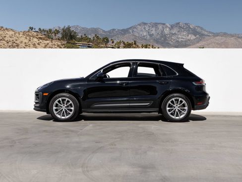 Used 2023 Porsche Macan AWD/4WD image 2