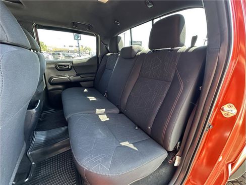 Used 2017 Toyota Tacoma TRD Off-Road w/ Premium & Technology Package AWD/4WD image 16