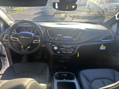 New 2026 Chrysler Pacifica Select image 15
