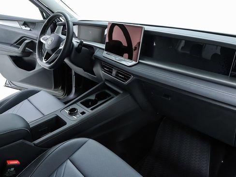 New 2026 Volkswagen Tiguan SE image 33