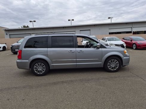 Used 2014 Chrysler Town & Country Touring-L w/ Driver Convenience Group FWD image 4