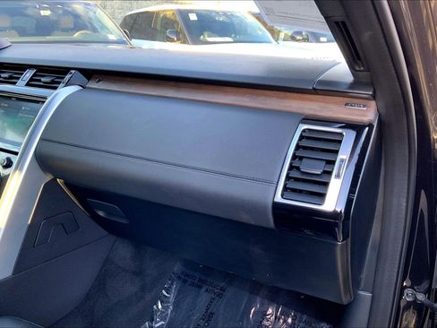 Used 2020 Land Rover Discovery HSE image 18