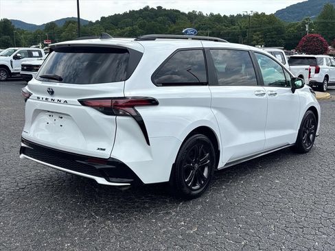 Used 2025 Toyota Sienna XSE AWD/4WD image 8