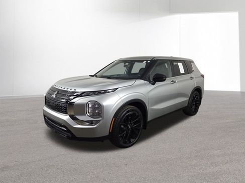 Used 2022 Mitsubishi Outlander SE image 2