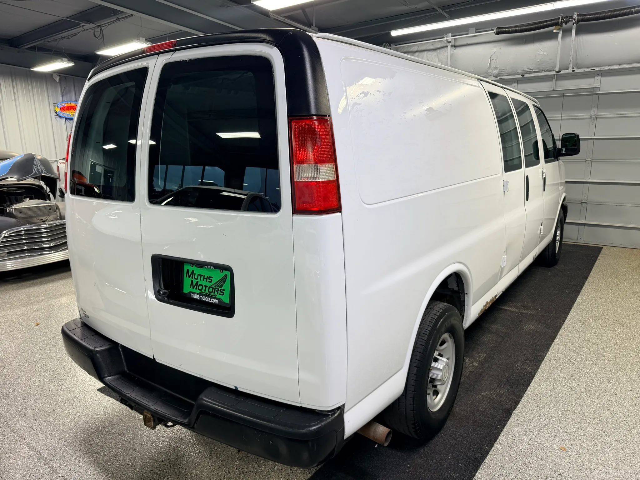 Used 2016 Chevrolet Express 3500 Extended RWD image 3