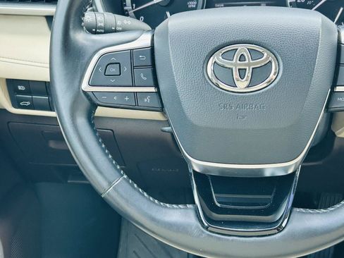 Used 2021 Toyota Highlander XLE FWD image 17