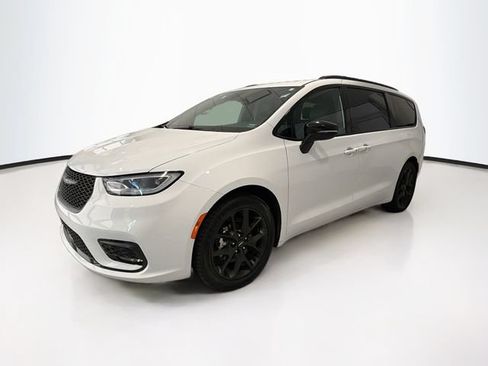 Used 2025 Chrysler Pacifica Limited FWD image 3