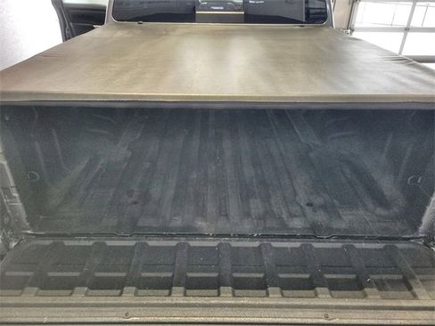 Used 2018 Nissan Titan SV w/ SV Convenience Package image 23