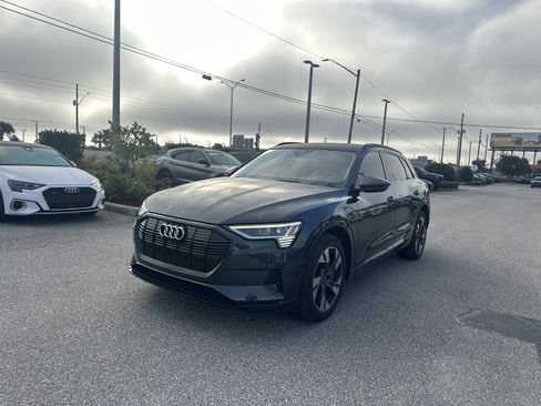 Used 2022 Audi e-tron Premium image 2