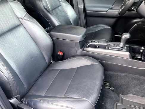 Used 2022 Toyota Tacoma TRD Off-Road image 22