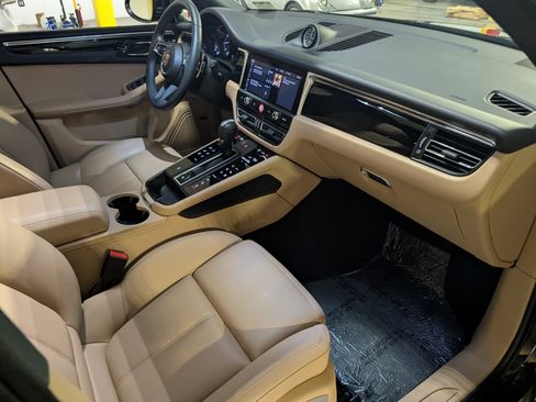 Used 2025 Porsche Macan image 25