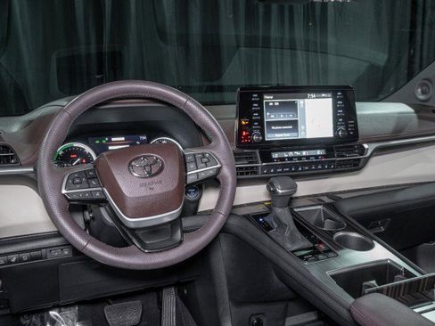 Used 2024 Toyota Sienna Platinum image 18