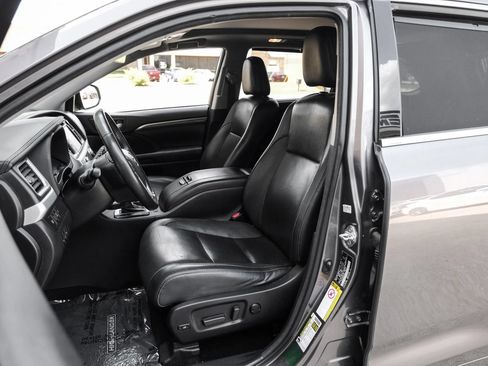 Used 2017 Toyota Highlander Limited Platinum FWD image 31