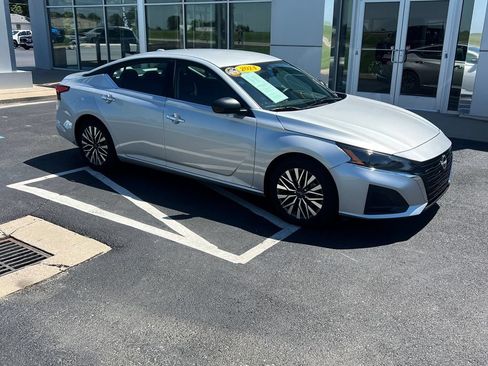 Used 2024 Nissan Altima 2.5 SV FWD image 7