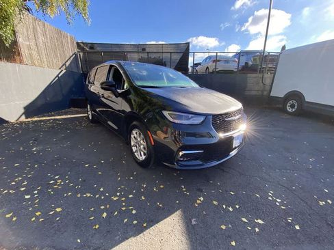 Used 2023 Chrysler Pacifica Touring-L FWD image 8