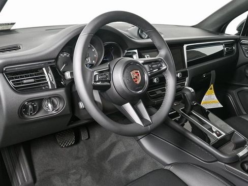 Used 2025 Porsche Macan image 4