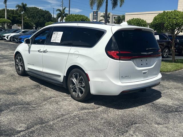 Used 2022 Chrysler Pacifica Pinnacle FWD image 9