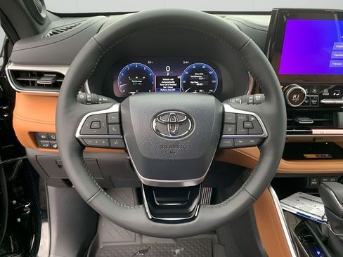 New 2026 Toyota Highlander Platinum image 24