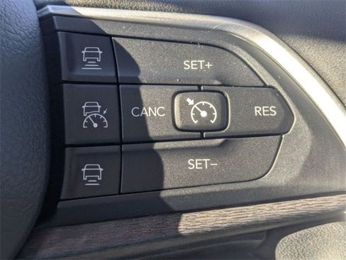 Used 2023 Jeep Grand Cherokee Limited w/ Black Appearance Package image 20