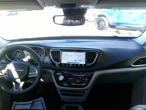 Used 2024 Chrysler Pacifica Touring-L image 19