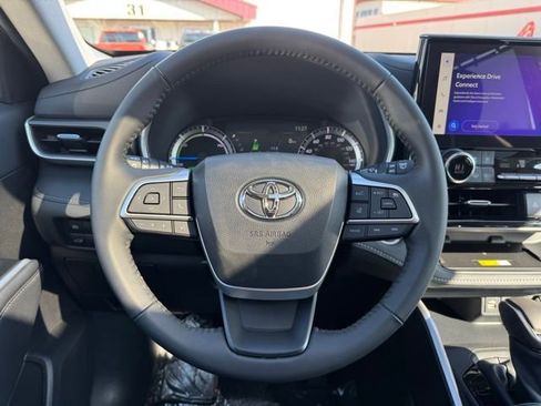Certified 2024 Toyota Highlander XLE image 33
