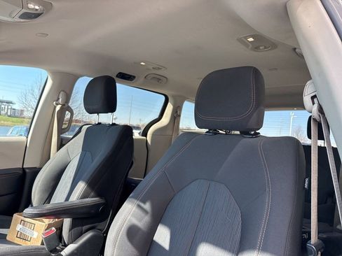 Used 2017 Chrysler Pacifica LX image 8
