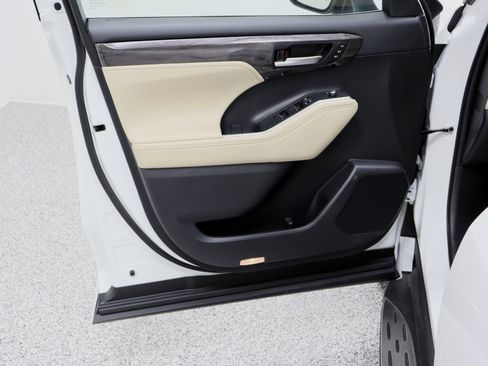 Used 2023 Toyota Highlander Limited image 12