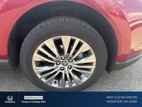 Used 2024 Toyota Venza XLE image 4