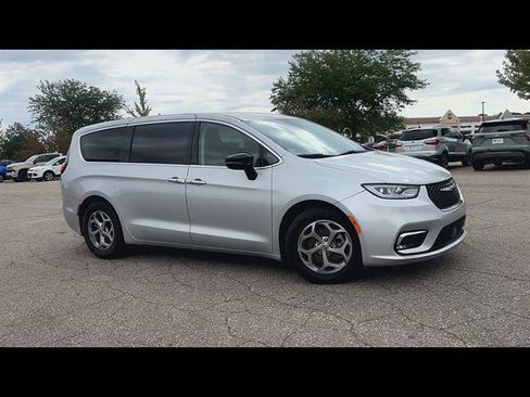 Used 2024 Chrysler Pacifica Limited FWD image 27