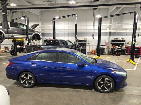 Used 2021 Hyundai Elantra SEL w/ Convenience + Premium Package image 3