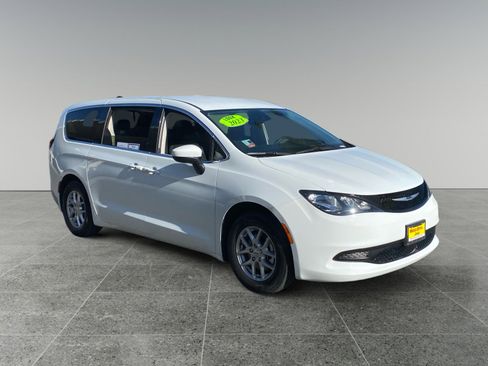 Used 2023 Chrysler Voyager LX image 7
