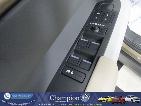 Used 2024 Land Rover Defender 110 X-Dynamic SE AWD/4WD image 31