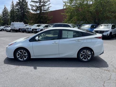 Used 2016 Toyota Prius Three Touring FWD image 2