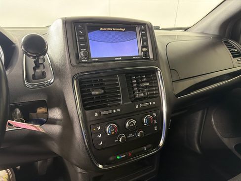 Used 2020 Dodge Grand Caravan SE FWD image 13