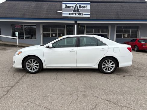 Used 2014 Toyota Camry XLE image 2