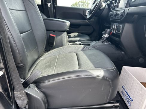 Used 2018 Jeep Wrangler Unlimited Sahara image 16