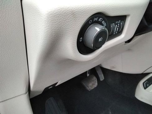 Used 2024 Chrysler Pacifica Touring-L image 27