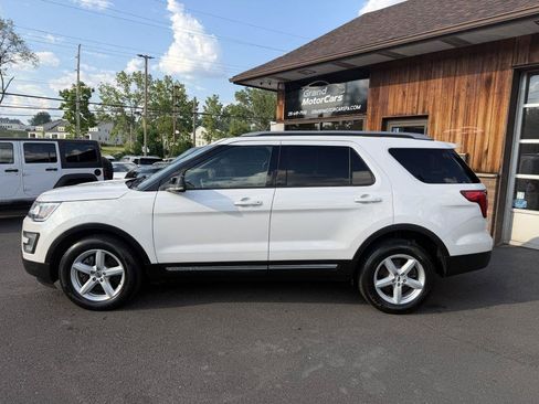 Used 2017 Ford Explorer XLT w/ Equipment Group 202A AWD/4WD image 2