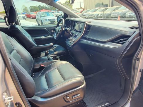 Used 2017 Toyota Sienna SE w/ SE Preferred Package image 21